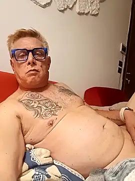 Snapshot of Andyrsdick chatting on October 4, 9:52 pm Andyrsdick online show from October 4, 9:52 pm