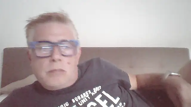 Snapshot of Andyrsdick chatting on October 18, 3:39 pm Andyrsdick online show from October 18, 3:39 pm