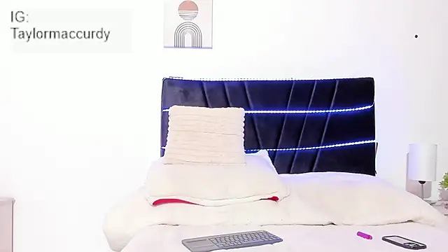 Taylormaccurdy  online show from November 20, 4:17 pm