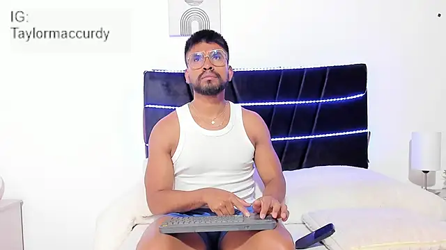 Taylormaccurdy  online show from November 22, 7:02 pm