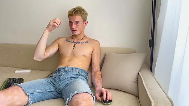 YummyGann online show from December 2, 6:49 am