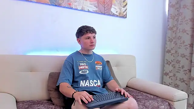 Snapshot of Leoo_Miller chatting on October 6, 8:46 pm Leoo Miller online show from October 6, 8:46 pm