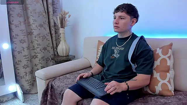 Snapshot of Leoo_Miller chatting on October 17, 9:41 pm Leoo Miller online show from October 17, 9:41 pm