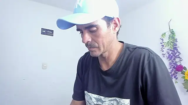 Sofi And Santy online show from December 3, 1:22 am