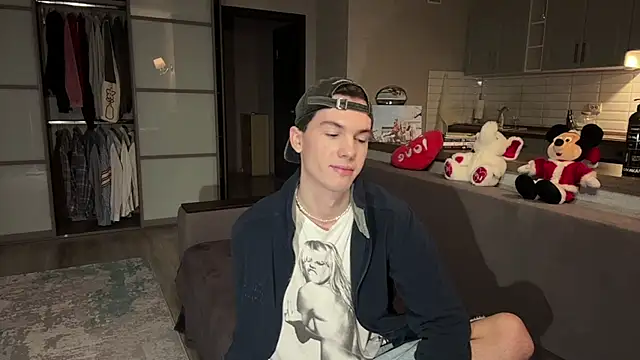 Jeremy1Scott online show from November 16, 3:30 am