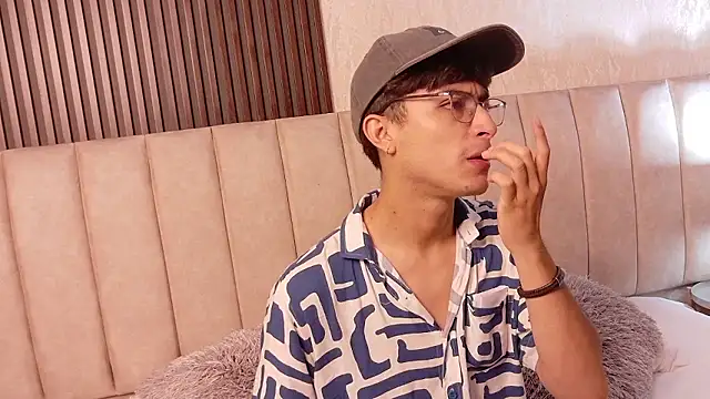 Aaron Eze online show from January 15, 10:12 pm