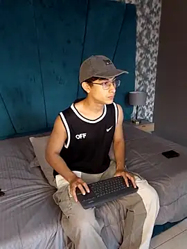 Aaron Eze online show from February 8, 9:41 pm