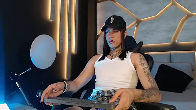 ArohomLester online show from December 14, 5:20 pm