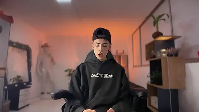 Sebastian Reed online show from March 2, 4:23 am