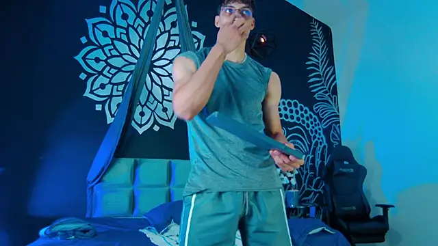 AlessioVitale online show from December 20, 12:45 pm