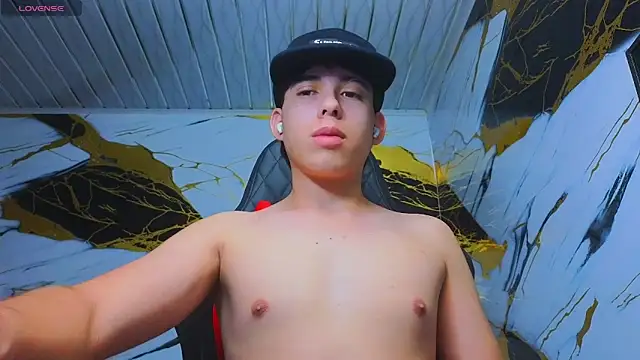 Suarezz10  online show from December 20, 11:17 am