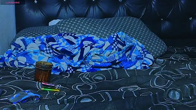 Suarezz10  online show from December 14, 3:46 am