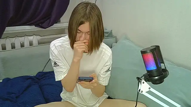 kr1sfemboy online show from November 13, 7:40 pm