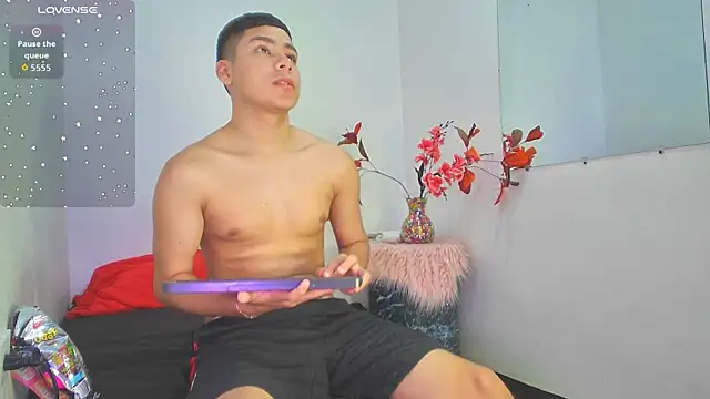 Lucastorrez01 online show from December 2, 3:53 am