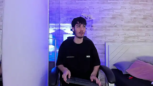 Emir Ozan  online show from February 1, 7:34 pm