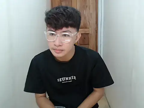 asiantwink0000 online show from December 22, 12:35 pm