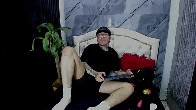 Noah West18 online show from December 17, 7:53 pm