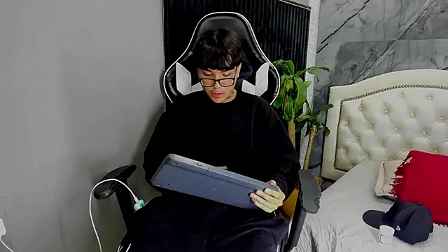 Noah West18 online show from December 13, 8:04 pm