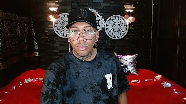 THIAN KNOX online show from December 19, 5:54 pm