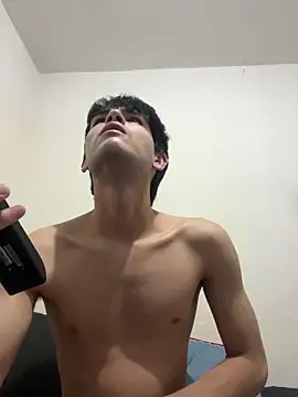 ErickRojass3 online show from May 21, 3:27 pm