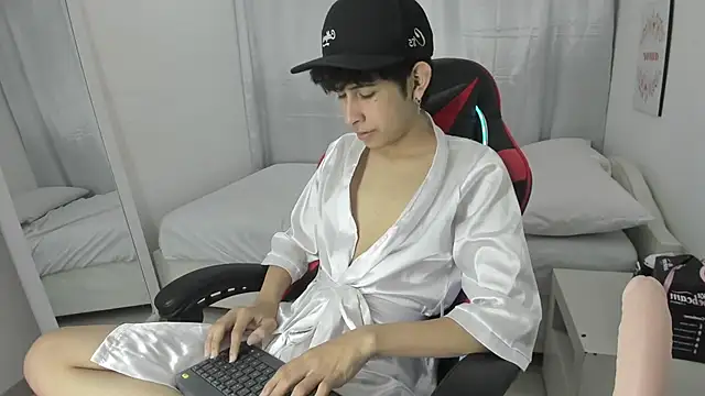 julian xx online show from March 24, 7:07 pm