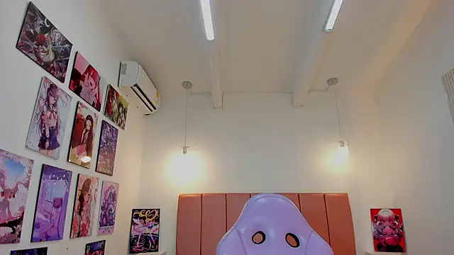 Iamcami  online show from March 3, 7:10 pm