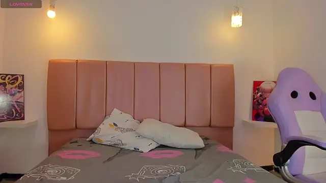 Iamcami  online show from February 11, 8:36 pm