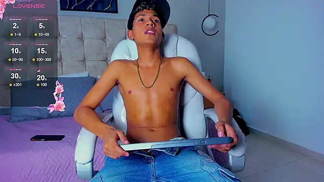 twink royale18 online show from February 17, 6:40 pm