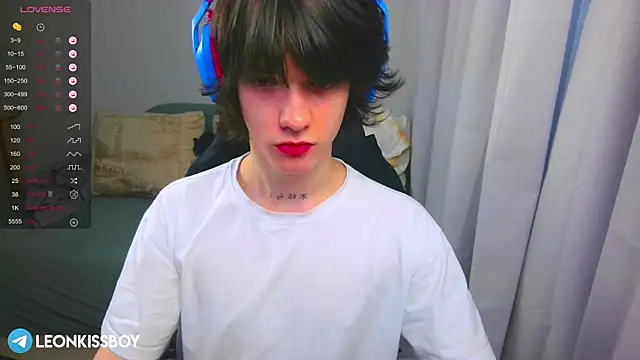 LeonBoykisser online show from March 25, 5:11 am