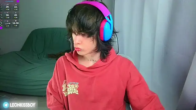 LeonBoykisser online show from June 25, 2:44 pm
