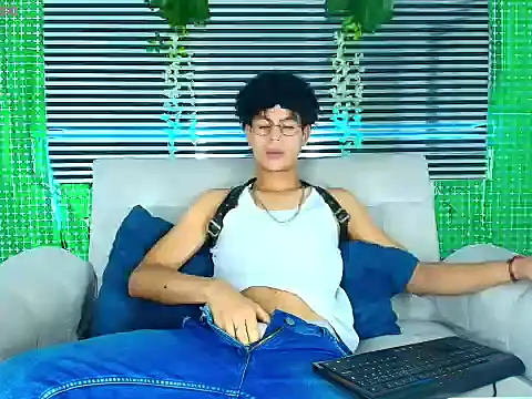 ThiiagoSaeenz online show from March 21, 2:10 pm