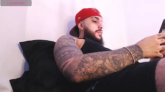 SantiagoHincapiie online show from March 25, 10:36 pm