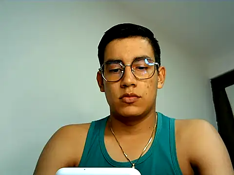 Noahfox19 online show from March 18, 11:52 pm