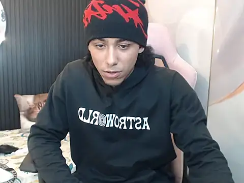 taylor bigdick18 online show from April 18, 1:51 am