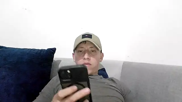 paulcevallos05 online show from May 27, 4:31 am