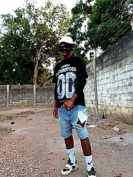 spittingpig1 online show from April 11, 10:41 am