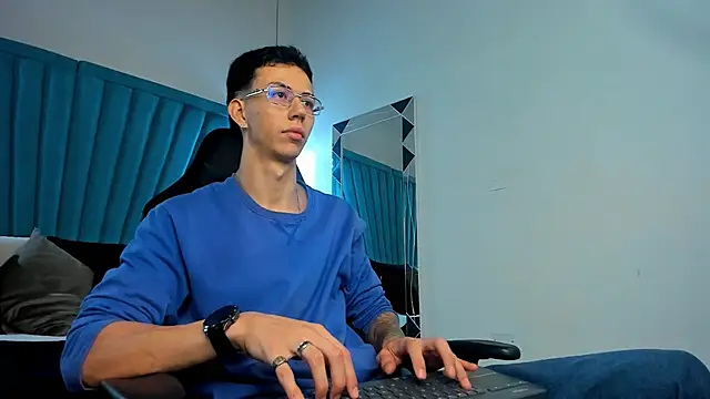 OliverThompsonJS online show from July 2, 5:24 am