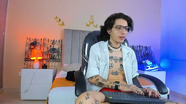 Vergil Noir  online show from May 16, 5:16 am