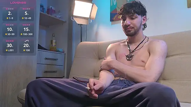 Noah Oliveira  online show from June 3, 8:47 pm