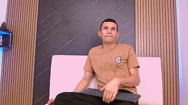 Isak Berekoa online show from May 18, 4:07 am