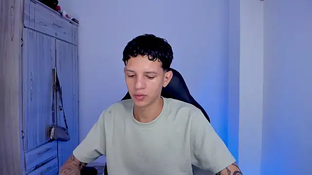 tylerrnova online show from August 4, 3:23 am