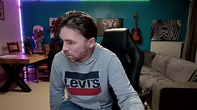 Snapshot of tom_sauwer chatting on December 5, 1:58 am tom sauwer online show from December 5, 1:58 am