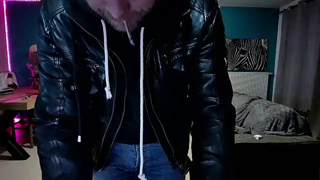 Snapshot of tom_sauwer chatting on January 19, 10:39 pm tom sauwer online show from January 19, 10:39 pm
