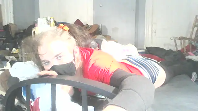 Snapshot of Valarie83 chatting on February 12, 1:19 am Valarie83 online show from February 12, 1:19 am