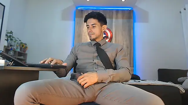 Andrew 4  online show from November 11, 2:38 am