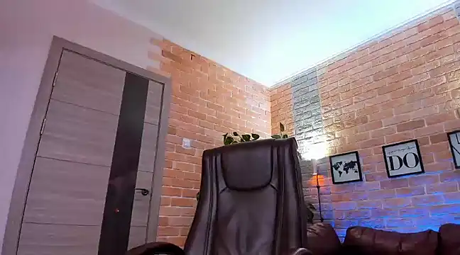 Snapshot of SteveTiger chatting on January 19, 1:55 pm SteveTiger online show from January 19, 1:55 pm