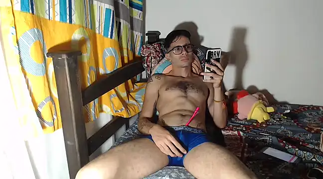 Snapshot of alisterxxx chatting on January 19, 3:08 am alisterxxx online show from January 19, 3:08 am