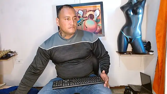 Snapshot of hardrock982 chatting on January 7, 1:10 pm hardrock982 online show from January 7, 1:10 pm