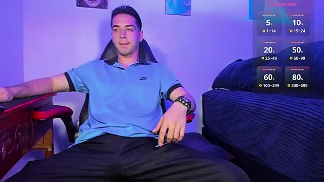 Snapshot of Alex_smith00 chatting on December 13, 12:53 am Alex smith00 online show from December 13, 12:53 am