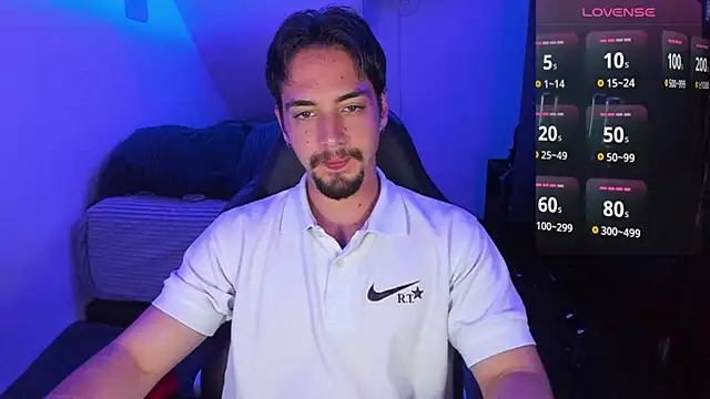 Snapshot of Alex_smith00 chatting on February 13, 11:26 pm Alex smith00 online show from February 13, 11:26 pm